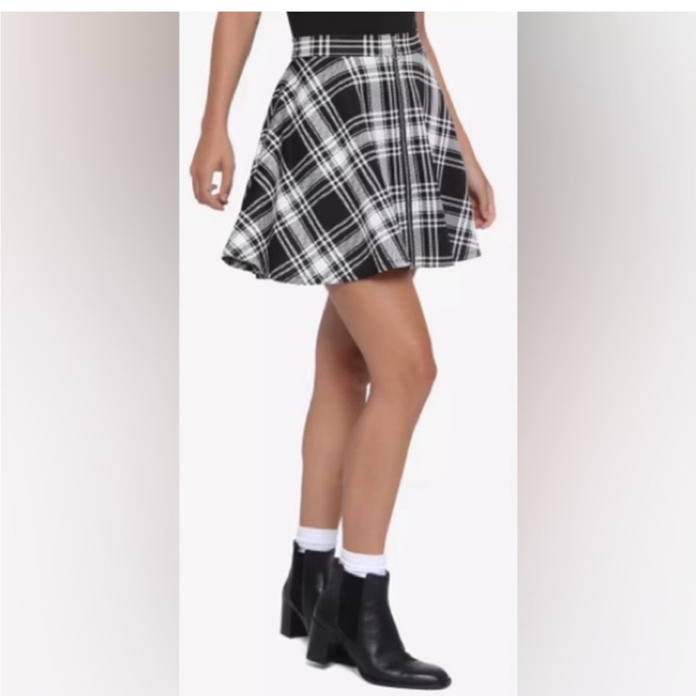 Hot Topic Black and White Plaid Skirt size Xsmall